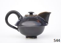 schwarze Teekanne